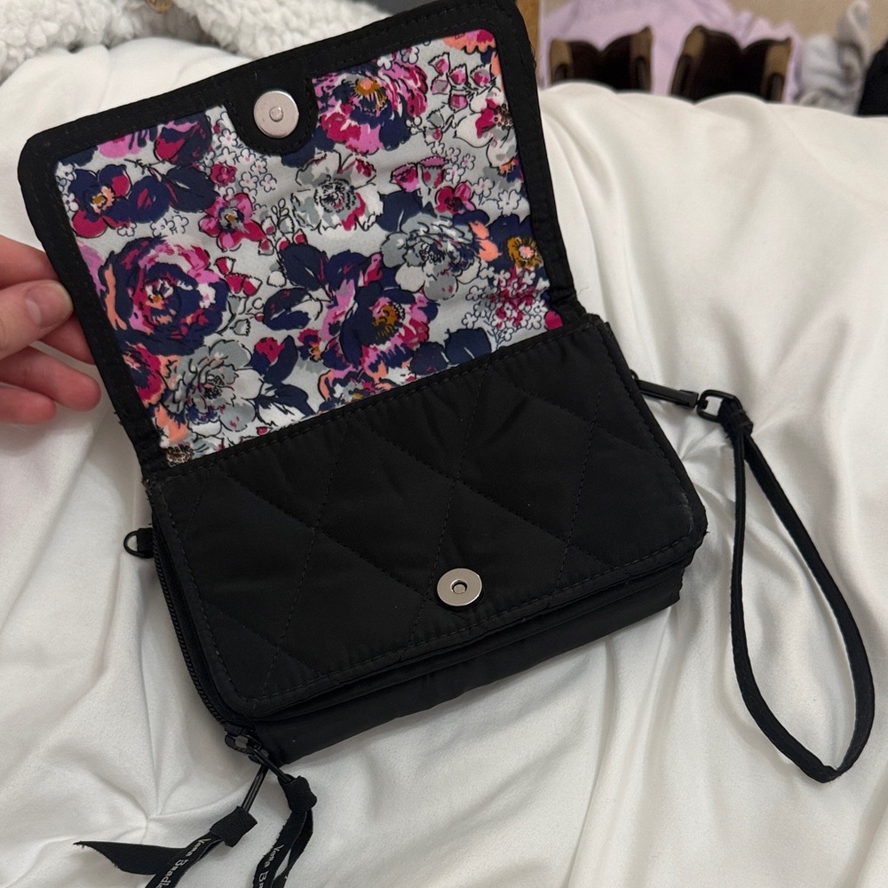 Vera Bradley Wristlet with colorful print inside!